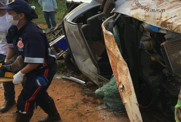 Veículo capota na BA-142, trecho entre Barra da Estiva e Cascavel