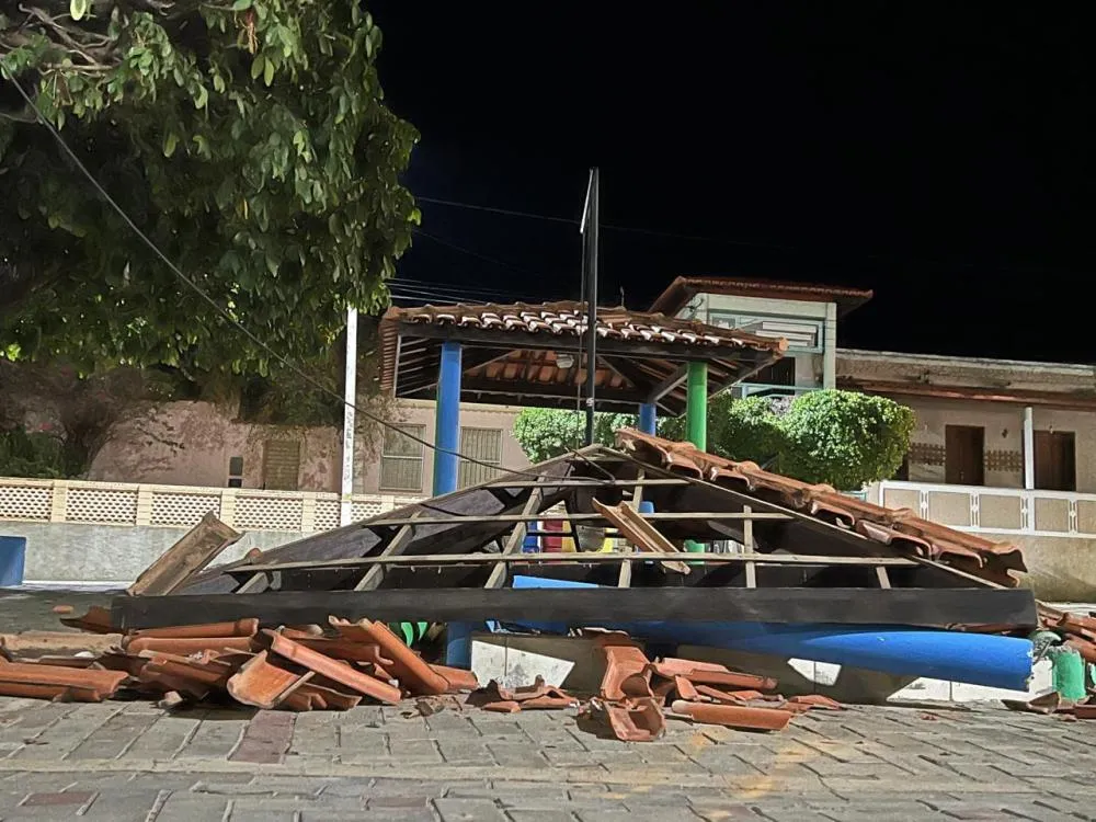 Coreto é destruído por carro na praça Dom Hélio Paschoal em Livramento