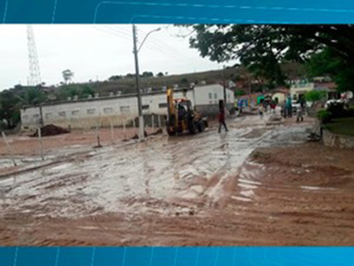 Chapada: Famílias contam perdas de móveis após forte chuva em Lajedinho