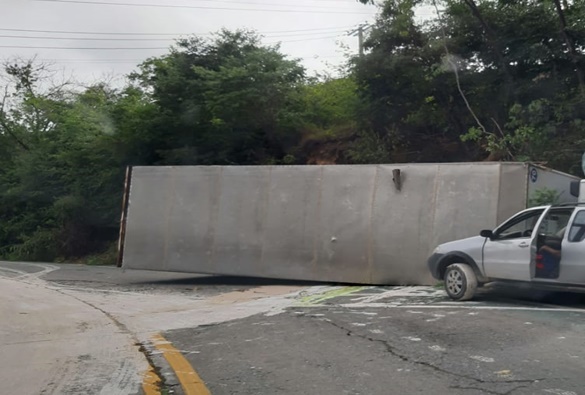 BA-148: Caminhão tomba na serra das almas  