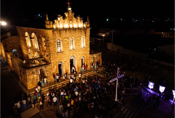 Nova iluminação da Igreja Senhora Santana é inaugurada em Rio de Contas