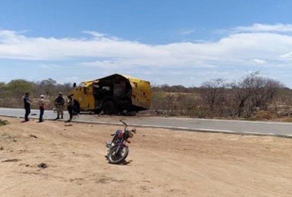 Quadrilha explode carro-forte e rouba malotes de veículo na Bahia 