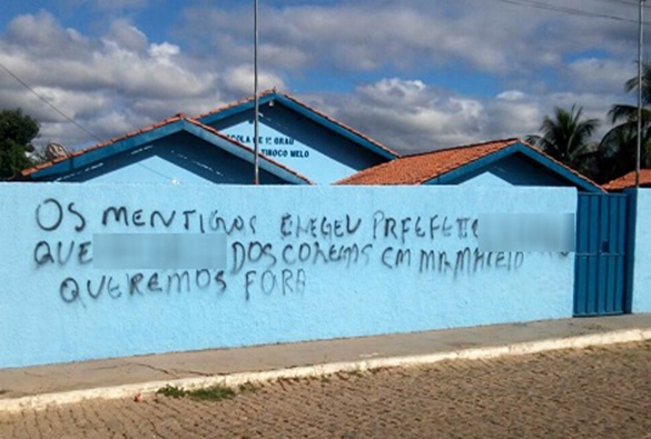 Prefeito de Jussiape é alvo de protesto por meio de pichação de escola