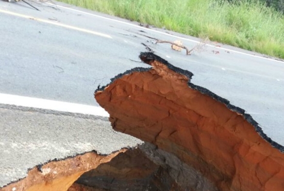 Crateras causadas por chuvas interditam trecho da BR-020 na Bahia