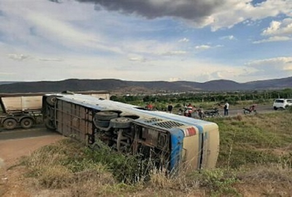 Ônibus de empresa de transporte interestadual tomba na BA-148, em Jussiape 