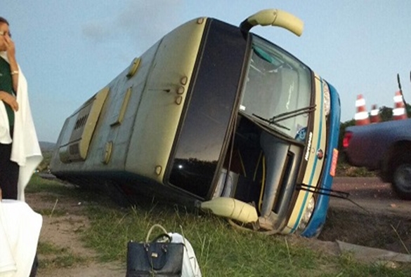 Ônibus da empresa interestadual que fazia linha Paramirim/Salvador tomba na BR-116