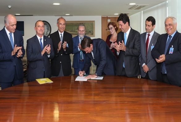 Bolsonaro sanciona Lei do Médicos pelo Brasil