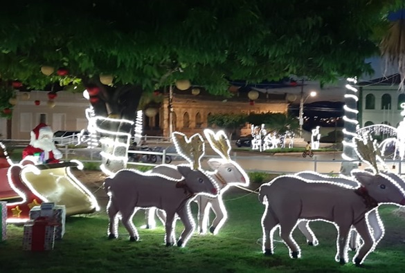 Praça Dom Hélio Pascoal ganha decoração natalina 