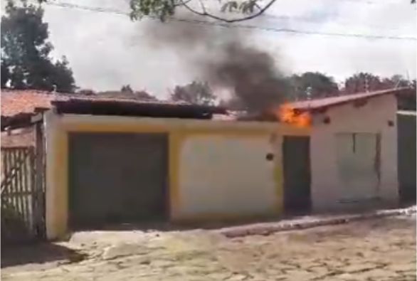 Filho ateia fogo na casa da mãe em Rio de Contas