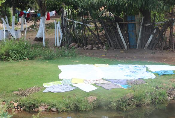 Lavadeiras  reclamam de entulhos lançados às margens do rio da Rua do Areão 