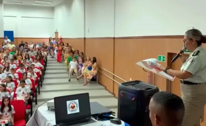 Estudantes de Ituaçu celebram formatura no PROERD