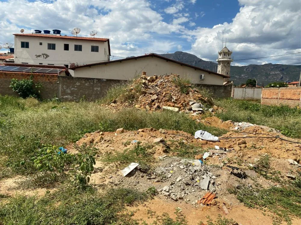 Rua Hermes Lima é abandonada pelo poder público em Livramento